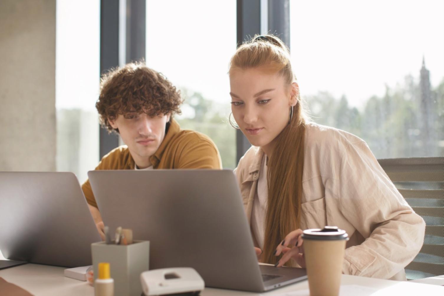 Familie plant gemeinsam das Haushaltsbudget am Küchentisch